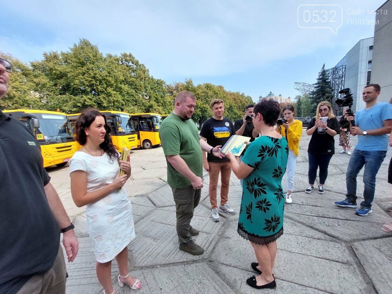 У Полтаві представники обласної влади передали ключі від семи шкільних автобусів директорам шкіл з різних громад області