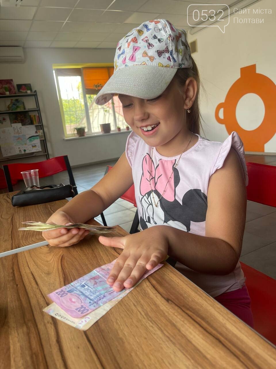 «Для допомоги нашим Героям»: 7-річна волонтерка з Миргорода продавала власні малюнки, щоб зібрати гроші на ЗСУ