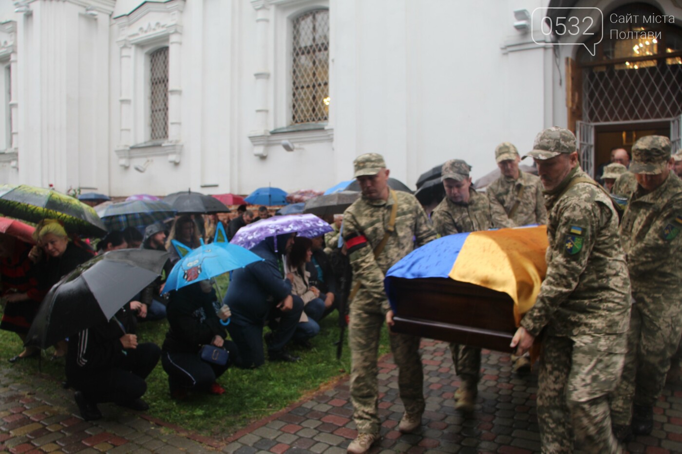 Полтава під дощем попрощалася із загиблими захисниками України Ярославом Пасічником та Сергієм Різником