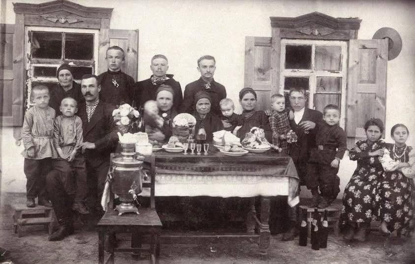 Великодній стіл на Полтавщині, 1910-ті роки. Фото: doba.te.ua