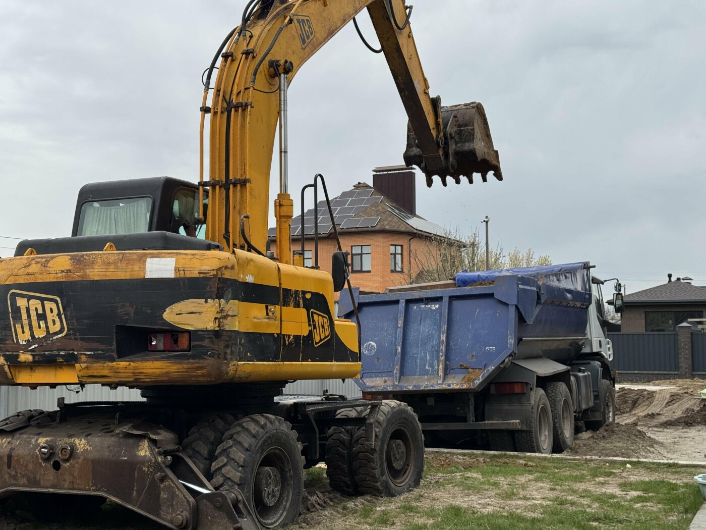 Екскаватор і самоскид