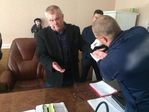 У Полтаві на хабарі у 15 тисяч гривень затримали директора підприєм... У Полтаві на хабарі у 15 тисяч гривень затримали директора підприємства «Полтавапаливо» , Володимир Паршевлюк
