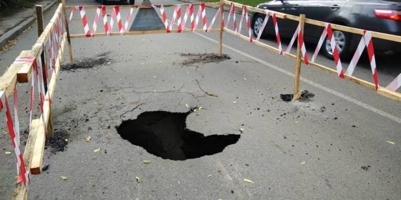 У Полтаві через аварійний колектор закрили для проїзду вулицю Шолом... У Полтаві через аварійний колектор закрили для проїзду вулицю Шолома Алейхема, Володимир Паршевлюк