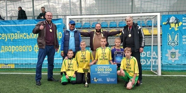 Команда хлопчаків із Полтави привезла із Києва мільйон на стадіон Команда хлопчаків із Полтави привезла із Києва мільйон на стадіон, Володимир Паршевлюк