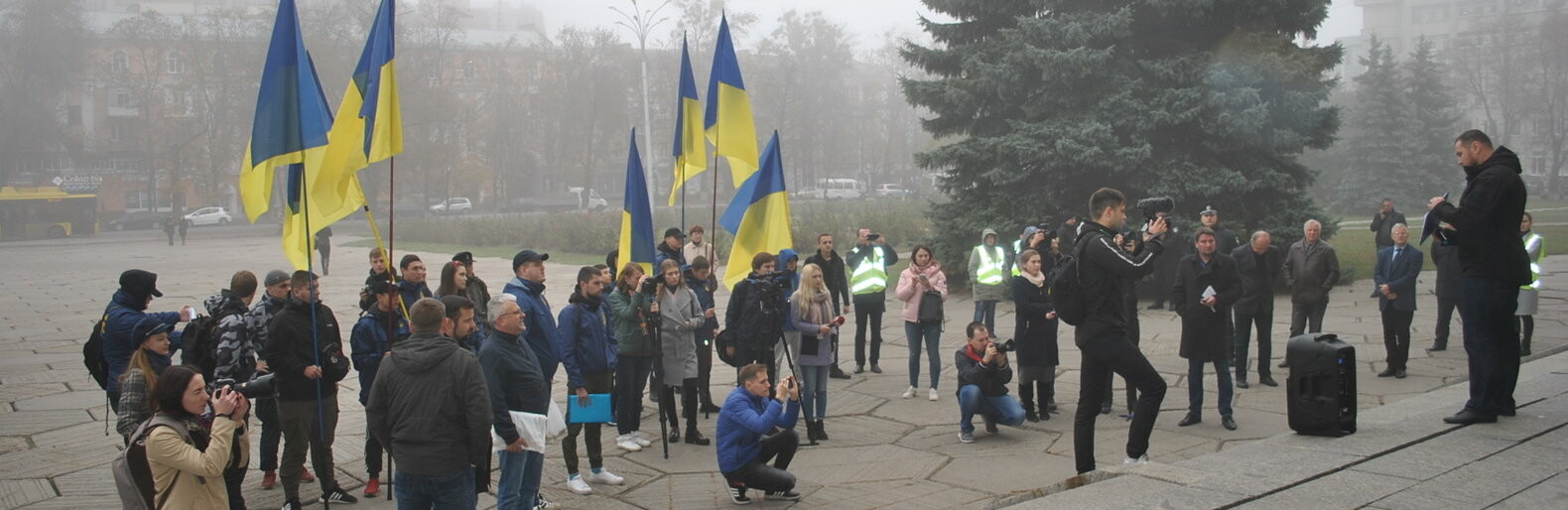 У Полтаві акція «Ні капітуляції!» зібрала більше журналістів, ніж п... У Полтаві акція «Ні капітуляції!» зібрала більше журналістів, ніж протестувальників, Володимир Паршевлюк