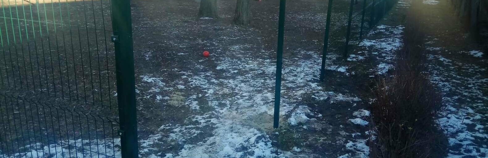 Невідомі вандали понівечили майданчик для вигулу собак в авіамістеч... Невідомі вандали понівечили майданчик для вигулу собак в авіамістечку, Алла Широкова