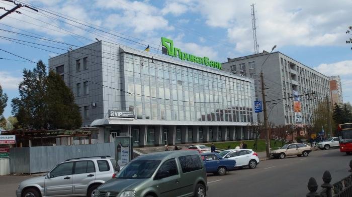З фасаду головного офісу «ПриватБанку» в Полтаві зникли банкомати З фасаду головного офісу «ПриватБанку» в Полтаві зникли банкомати, Алла Широкова