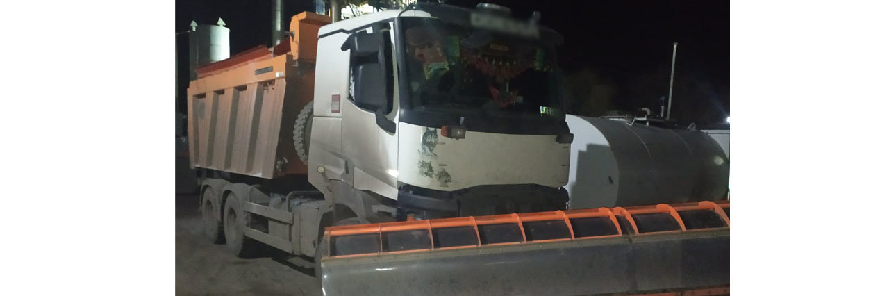 У мережі показали як на Полтавщині чистять та посипають трасу Київ-... У мережі показали як на Полтавщині чистять та посипають трасу Київ-Харків, Володимир Паршевлюк