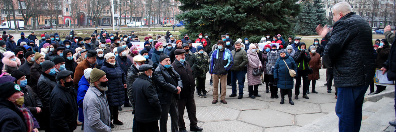У Полтаві кілька сотень людей вийшли під стіни Полтавської ОДА прот... У Полтаві кілька сотень людей вийшли під стіни Полтавської ОДА проти «тарифного геноциду», Володимир Паршевлюк