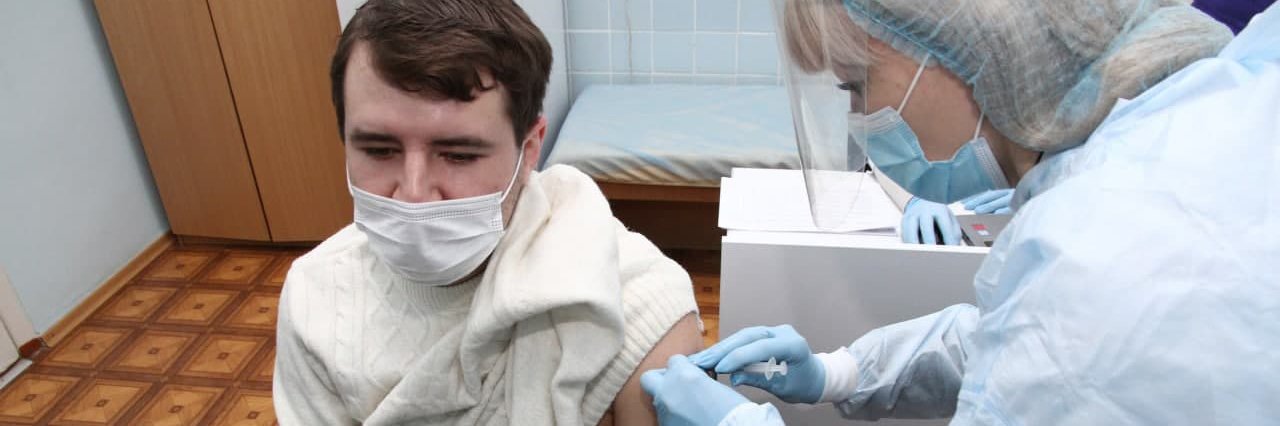На Полтавщині офіційно розпочали вакцинацію від COVID-19: першим отримав щеплення лікар-інфекціоніст