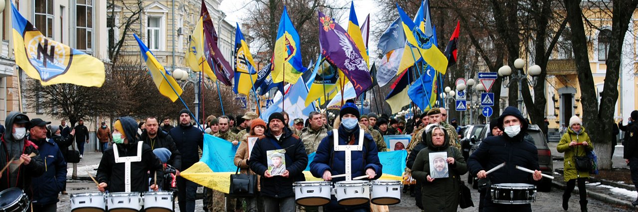 У Полтаві сотні людей вийшли на марш до Дня українського добровольця