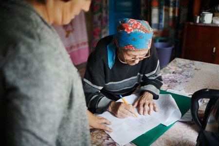 Українцям припинять носити пенсії поштарі: потрібно відкрити рахунок в банку