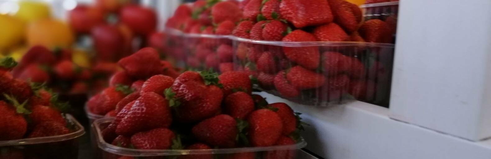 Сезонні овочі і фрукти: скільки коштують та звідки доставляють 