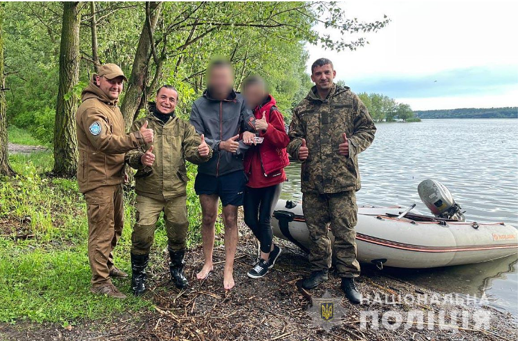 Поліцейські врятували подружжя,  яке в негоду не змогло на човні дістатися берега 