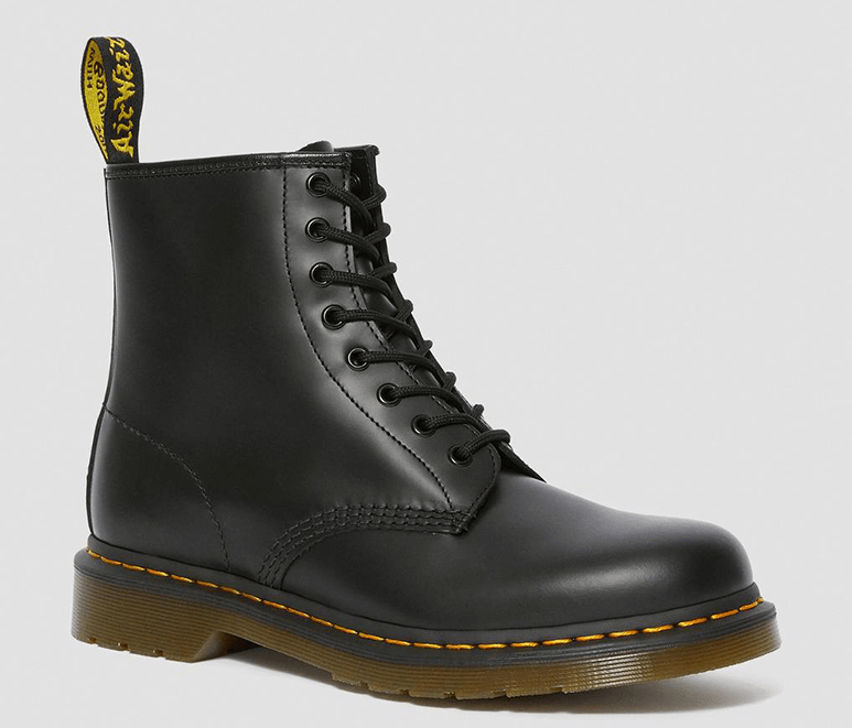 Модные образы для девушек с ботинками Dr. Martens