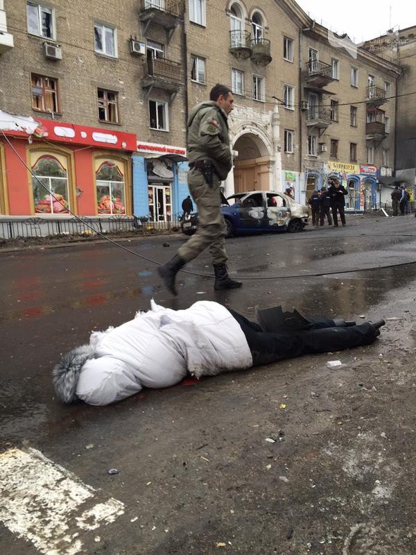 Новая Волноваха в Донецке: террористы обстреляли троллейбус, погибло 13 человек (ФОТО, ВИДЕО) (фото) - фото 1