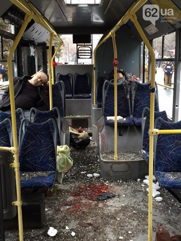 Новая Волноваха в Донецке: террористы обстреляли троллейбус, погибло 13 человек (ФОТО, ВИДЕО) (фото) - фото 2