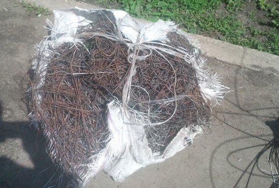 На Полтавщині зловмисники крали ритуальні атрибути з кладовища заради збагачення (фото) - фото 1