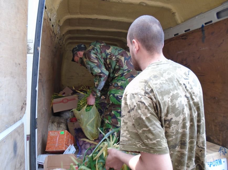 Полтавські волонтери виїжджали із зони АТО на самих дисках, колеса авто обстріляли з «зеленки» (фото) - фото 1