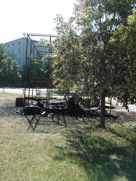 У Полтаві згорів дитячий майданчик-лабіринт (ФОТО) (фото) - фото 3