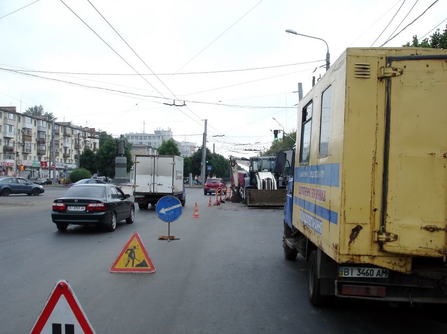 У Полтаві на щойно відремонтованій ділянці дороги вирили колектор. Фото (фото) - фото 4