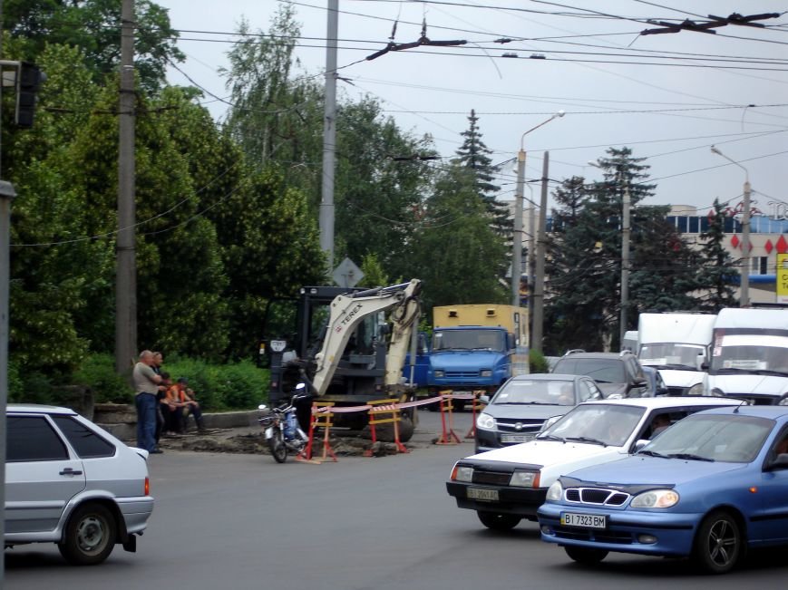 У Полтаві на щойно відремонтованій ділянці дороги вирили колектор. Фото (фото) - фото 1