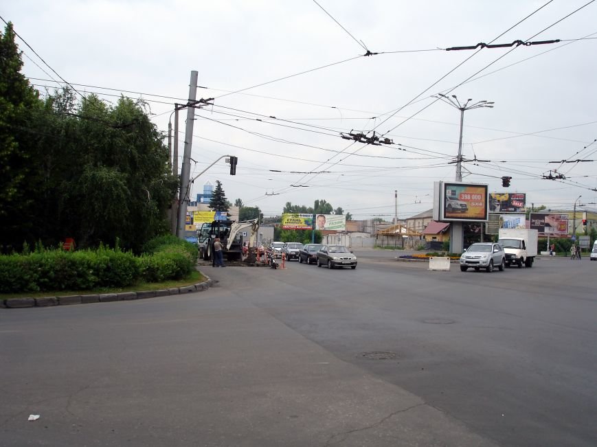 У Полтаві на щойно відремонтованій ділянці дороги вирили колектор. Фото (фото) - фото 3