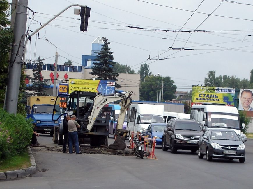 У Полтаві на щойно відремонтованій ділянці дороги вирили колектор. Фото (фото) - фото 2