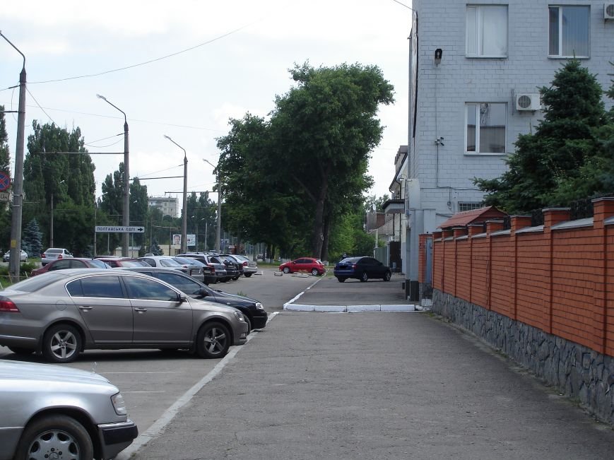 Особливості паркування по-полтавськи. Фотофакт (фото) - фото 1