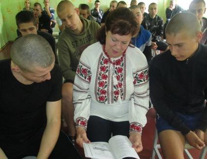 В Кременчуцькій виховній колонії відмітили День Конституції віршами, співами та спортом (фото) - фото 1