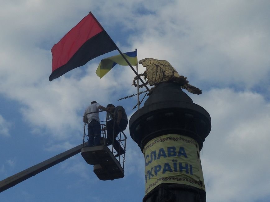 Над Полтавою повісили величезний червоно-чорний прапор (фото) - фото 3