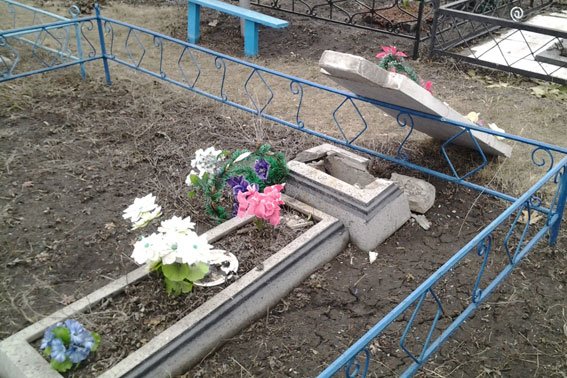 В Полтавской области неизвестные изувечили 20 могил на кладбище (фото) - фото 1