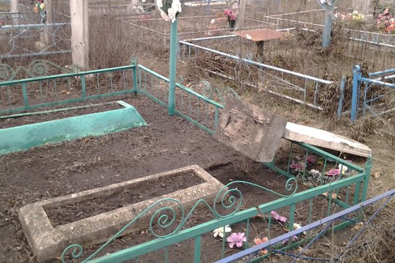 В Полтавской области неизвестные изувечили 20 могил на кладбище (фото) - фото 1